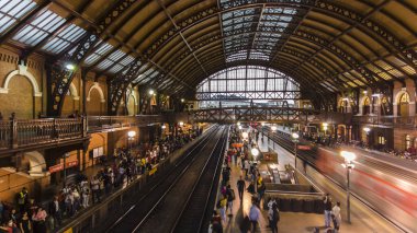 Sao Paulo, Brezilya, 27 Nisan 2023. Luz İstasyonu 'nun içinde, çeşitli CPTM hatlarının biniş ve iniş platformlarında tren ve yolcular hareket ediyor..