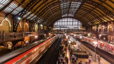 Sao Paulo, Brezilya, 27 Nisan 2023. Luz İstasyonu 'nun içinde, çeşitli CPTM hatlarının biniş ve iniş platformlarında tren ve yolcular hareket ediyor..