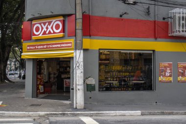 Sao Paulo, Brezilya, 29 Nisan 2023. Sao Paulo şehrindeki Oxxo süpermarketinin önü. Oxxo, Meksika 'da popüler bir market ve market zinciri.