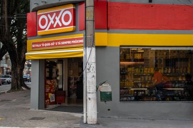 Sao Paulo, Brezilya, 29 Nisan 2023. Sao Paulo şehrindeki Oxxo süpermarketinin önü. Oxxo, Meksika 'da popüler bir market ve market zinciri.