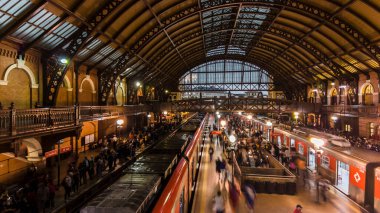 Sao Paulo, Brezilya, 27 Nisan 2023. Luz İstasyonu 'nun içinde, çeşitli CPTM hatlarının biniş ve iniş platformlarında tren ve yolcular hareket ediyor..