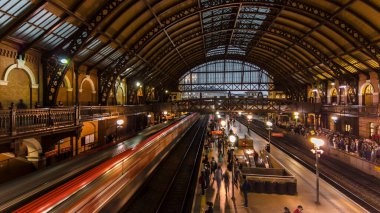 Sao Paulo, Brezilya, 27 Nisan 2023. Luz İstasyonu 'nun içinde, çeşitli CPTM hatlarının biniş ve iniş platformlarında tren ve yolcular hareket ediyor..