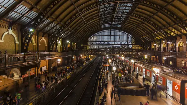 Sao Paulo, Brezilya, 27 Nisan 2023. Luz İstasyonu 'nun içinde, çeşitli CPTM hatlarının biniş ve iniş platformlarında tren ve yolcular hareket ediyor..