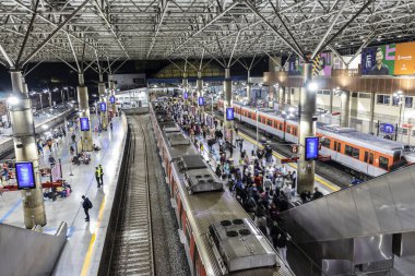 Sao Paulo, Brezilya, 28 Mayıs 2023. İnsanlar Sao Paulo 'daki sütyen istasyonunda bekliyor. Bu istasyon Metro ve CPTM 'ye hizmet vermektedir..