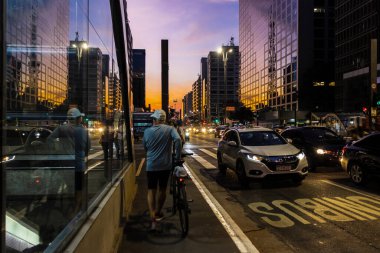Sao Paulo, SP, Brezilya, 27 Mayıs 2023. Sao Paulo 'nun merkez bölgesindeki Paulista Bulvarı' nda öğleden sonra bir araç ve yaya hareketi