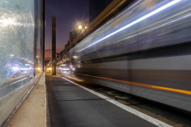 Sao Paulo, SP, Brezilya, 27 Mayıs 2023. Sao Paulo 'nun merkez bölgesindeki Paulista Bulvarı' nda öğleden sonra bir araç ve yaya hareketi