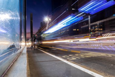 Sao Paulo, SP, Brezilya, 27 Mayıs 2023. Sao Paulo 'nun merkez bölgesindeki Paulista Bulvarı' nda öğleden sonra bir araç ve yaya hareketi