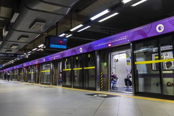 Sao Paulo, Brezilya, 28 Mayıs 2023. Sao Paulo şehrindeki Chacara Klabin metro hattı 5 Leylak 'ta iniş ve çıkış platformu.