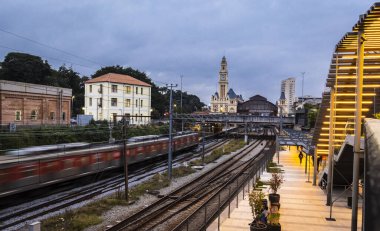 Sao Paulo şehir merkezindeki Julio Prestes İstasyonu ve Sala Sao Paulo binasının yanındaki CPTM manevra sahasında tren hareketleri ile Luz Tren İstasyonu ve Portekiz Dil Müzesi 'nin tarihi binasının ön cephesi..