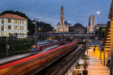 Sao Paulo şehir merkezindeki Julio Prestes İstasyonu ve Sala Sao Paulo binasının yanındaki CPTM manevra sahasında tren hareketleri ile Luz Tren İstasyonu ve Portekiz Dil Müzesi 'nin tarihi binasının ön cephesi..