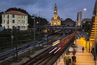 Sao Paulo şehir merkezindeki Julio Prestes İstasyonu ve Sala Sao Paulo binasının yanındaki CPTM manevra sahasında tren hareketleri ile Luz Tren İstasyonu ve Portekiz Dil Müzesi 'nin tarihi binasının ön cephesi..
