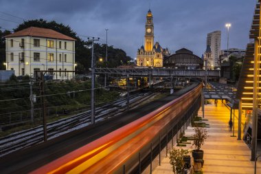 Sao Paulo şehir merkezindeki Julio Prestes İstasyonu ve Sala Sao Paulo binasının yanındaki CPTM manevra sahasında tren hareketleri ile Luz Tren İstasyonu ve Portekiz Dil Müzesi 'nin tarihi binasının ön cephesi..