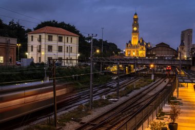 Sao Paulo şehir merkezindeki Julio Prestes İstasyonu ve Sala Sao Paulo binasının yanındaki CPTM manevra sahasında tren hareketleri ile Luz Tren İstasyonu ve Portekiz Dil Müzesi 'nin tarihi binasının ön cephesi..