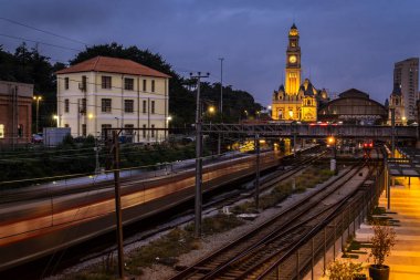 Sao Paulo şehir merkezindeki Julio Prestes İstasyonu ve Sala Sao Paulo binasının yanındaki CPTM manevra sahasında tren hareketleri ile Luz Tren İstasyonu ve Portekiz Dil Müzesi 'nin tarihi binasının ön cephesi..