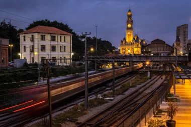 Sao Paulo şehir merkezindeki Julio Prestes İstasyonu ve Sala Sao Paulo binasının yanındaki CPTM manevra sahasında tren hareketleri ile Luz Tren İstasyonu ve Portekiz Dil Müzesi 'nin tarihi binasının ön cephesi..