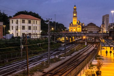 Sao Paulo şehir merkezindeki Julio Prestes İstasyonu ve Sala Sao Paulo binasının yanındaki CPTM manevra sahasında tren hareketleri ile Luz Tren İstasyonu ve Portekiz Dil Müzesi 'nin tarihi binasının ön cephesi..