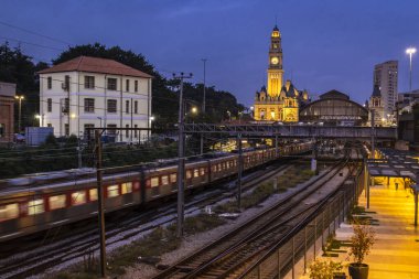 Sao Paulo şehir merkezindeki Julio Prestes İstasyonu ve Sala Sao Paulo binasının yanındaki CPTM manevra sahasında tren hareketleri ile Luz Tren İstasyonu ve Portekiz Dil Müzesi 'nin tarihi binasının ön cephesi..