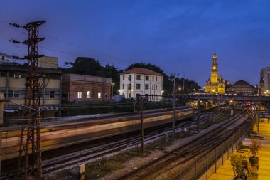 Sao Paulo şehir merkezindeki Julio Prestes İstasyonu ve Sala Sao Paulo binasının yanındaki CPTM manevra sahasında tren hareketleri ile Luz Tren İstasyonu ve Portekiz Dil Müzesi 'nin tarihi binasının ön cephesi..