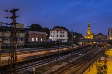 Sao Paulo şehir merkezindeki Julio Prestes İstasyonu ve Sala Sao Paulo binasının yanındaki CPTM manevra sahasında tren hareketleri ile Luz Tren İstasyonu ve Portekiz Dil Müzesi 'nin tarihi binasının ön cephesi..