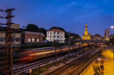 Sao Paulo şehir merkezindeki Julio Prestes İstasyonu ve Sala Sao Paulo binasının yanındaki CPTM manevra sahasında tren hareketleri ile Luz Tren İstasyonu ve Portekiz Dil Müzesi 'nin tarihi binasının ön cephesi..