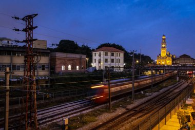 Sao Paulo şehir merkezindeki Julio Prestes İstasyonu ve Sala Sao Paulo binasının yanındaki CPTM manevra sahasında tren hareketleri ile Luz Tren İstasyonu ve Portekiz Dil Müzesi 'nin tarihi binasının ön cephesi..