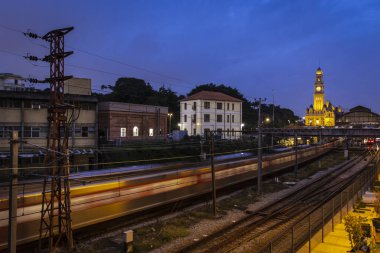 Sao Paulo şehir merkezindeki Julio Prestes İstasyonu ve Sala Sao Paulo binasının yanındaki CPTM manevra sahasında tren hareketleri ile Luz Tren İstasyonu ve Portekiz Dil Müzesi 'nin tarihi binasının ön cephesi..