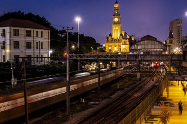 Sao Paulo şehir merkezindeki Julio Prestes İstasyonu ve Sala Sao Paulo binasının yanındaki CPTM manevra sahasında tren hareketleri ile Luz Tren İstasyonu ve Portekiz Dil Müzesi 'nin tarihi binasının ön cephesi..