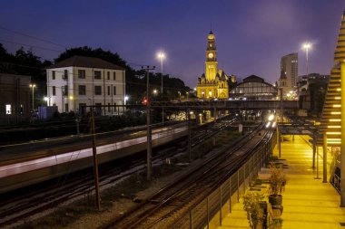Sao Paulo şehir merkezindeki Julio Prestes İstasyonu ve Sala Sao Paulo binasının yanındaki CPTM manevra sahasında tren hareketleri ile Luz Tren İstasyonu ve Portekiz Dil Müzesi 'nin tarihi binasının ön cephesi..