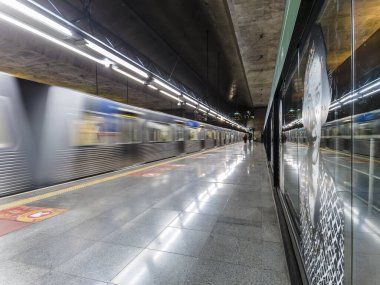 Sao Paulo, Brezilya, 29 Mayıs 2023: Sumare İstasyonu Platformu, 2 Yeşil Metro Hattı, Sao Paulo Metropolitan Şirketi, Sao Paulo şehrinin batı yakası.
