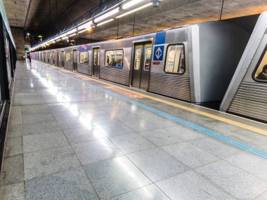 Sao Paulo, Brezilya, 29 Mayıs 2023: Sumare İstasyonu Platformu, 2 Yeşil Metro Hattı, Sao Paulo Metropolitan Şirketi, Sao Paulo şehrinin batı yakası.