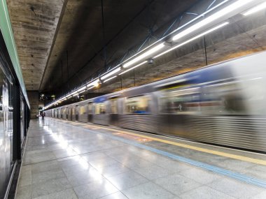 Sao Paulo, Brezilya, 29 Mayıs 2023: Sumare İstasyonu Platformu, 2 Yeşil Metro Hattı, Sao Paulo Metropolitan Şirketi, Sao Paulo şehrinin batı yakası.