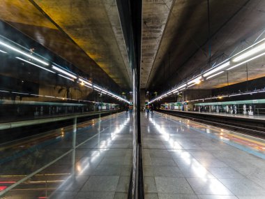 Sao Paulo, Brezilya, 29 Mayıs 2023: Sumare İstasyonu Platformu, 2 Yeşil Metro Hattı, Sao Paulo Metropolitan Şirketi, Sao Paulo şehrinin batı yakası.