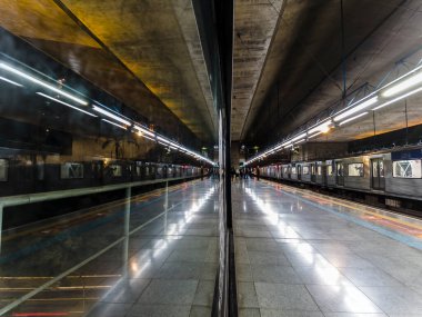 Sao Paulo, Brezilya, 29 Mayıs 2023: Sumare İstasyonu Platformu, 2 Yeşil Metro Hattı, Sao Paulo Metropolitan Şirketi, Sao Paulo şehrinin batı yakası.