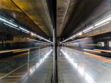 Sao Paulo, Brezilya, 29 Mayıs 2023: Sumare İstasyonu Platformu, 2 Yeşil Metro Hattı, Sao Paulo Metropolitan Şirketi, Sao Paulo şehrinin batı yakası.