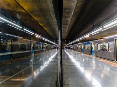 Sao Paulo, Brezilya, 29 Mayıs 2023: Sumare İstasyonu Platformu, 2 Yeşil Metro Hattı, Sao Paulo Metropolitan Şirketi, Sao Paulo şehrinin batı yakası.