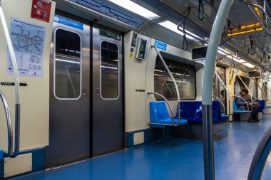 Sao Paulo, Brezilya, 29 Mayıs 2023. Sao Paulo şehrinde, yeşil hat 2 'deki metro vagonundaki yolcular.
