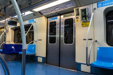 Sao Paulo, Brezilya, 29 Mayıs 2023. Sao Paulo şehrinde, yeşil hat 2 'deki metro vagonundaki yolcular.