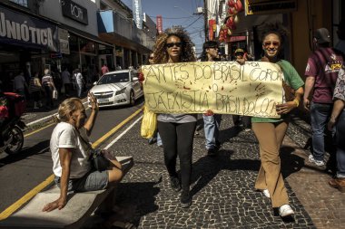 Marilia, SP, Brezilya, Haziran 03, 2023. Yerli halk ve sosyal hareketler üyeleri PL 490, Marco Temporal yasasına karşı bir eylem düzenlediler..