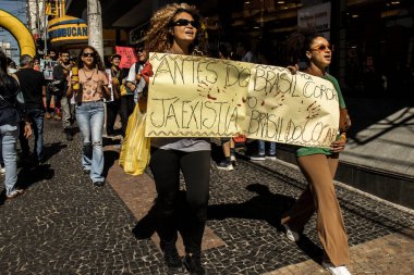 Marilia, SP, Brezilya, Haziran 03, 2023. Yerli halk ve sosyal hareketler üyeleri PL 490, Marco Temporal Yasası 'na karşı bir eylem düzenlediler..