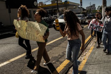 Marilia, SP, Brezilya, Haziran 03, 2023. Yerli halk ve sosyal hareketler üyeleri PL 490, Marco Temporal yasasına karşı bir eylem düzenlediler..