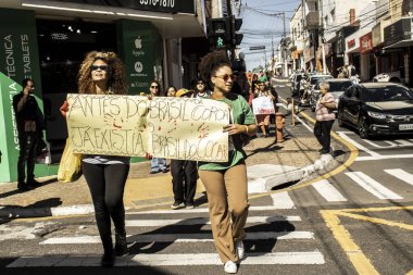 Marilia, SP, Brezilya, Haziran 03, 2023. Yerli halk ve sosyal hareketler üyeleri PL 490, Marco Temporal Yasası 'na karşı bir eylem düzenlediler. Mailia şehir merkezinde bir gösteri ve yürüyüş düzenlendi..