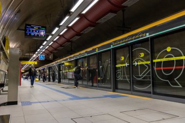 Sao Paulo, Brezilya, 13 Haziran 2023. Sao Paulo Metropolitan Şirketi, Sao Paulo şehir merkezindeki 4 sarı metro hattına istasyon.