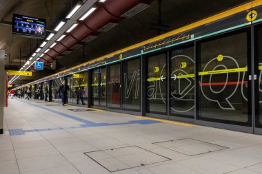 Sao Paulo, Brezilya, 13 Haziran 2023. Sao Paulo Metropolitan Şirketi, Sao Paulo şehir merkezindeki 4 sarı metro hattına istasyon.