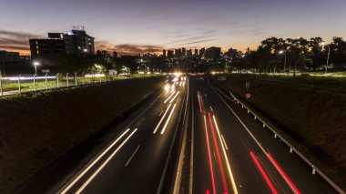 Karayolu 'ndaki trafik ışıklarının yol açtığı yol. Arka planda Marilia' daki binalar var.