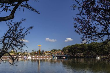 Garca, Sao Paulo, Brezilya, Temmuz 02, 2023. Turistler, Kiraz Çiçeği Festivali sırasında Heron şehrinde bir eğlence parkı olan gölde pedallı bir tekneye biniyorlar.