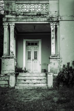 Brezilya 'daki eski ve terk edilmiş ev cephesi