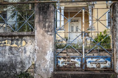 Brezilya 'daki eski ve terk edilmiş ev cephesi