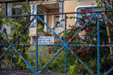 Brezilya 'daki eski ve terk edilmiş konutun dikkatsiz dış görünüşü