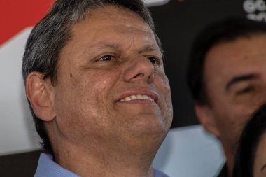 Marilia, Sao Paulo, Brezilya, 14 Temmuz 2023. Sao Paulo Eyaleti Valisi Tarccio Gomes de Freitas, şehirde bir iş açılışı yapmak ve basın konferansında gazetecilere bir konuşma yapmak için sokakta bir konuşma yaptı.