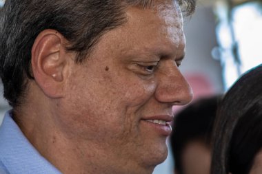 Marilia, Sao Paulo, Brezilya, 14 Temmuz 2023. Sao Paulo Eyaleti Valisi Tarccio Gomes de Freitas, şehirde bir iş açılışı yapmak ve basın konferansında gazetecilere bir konuşma yapmak için sokakta bir konuşma yaptı.